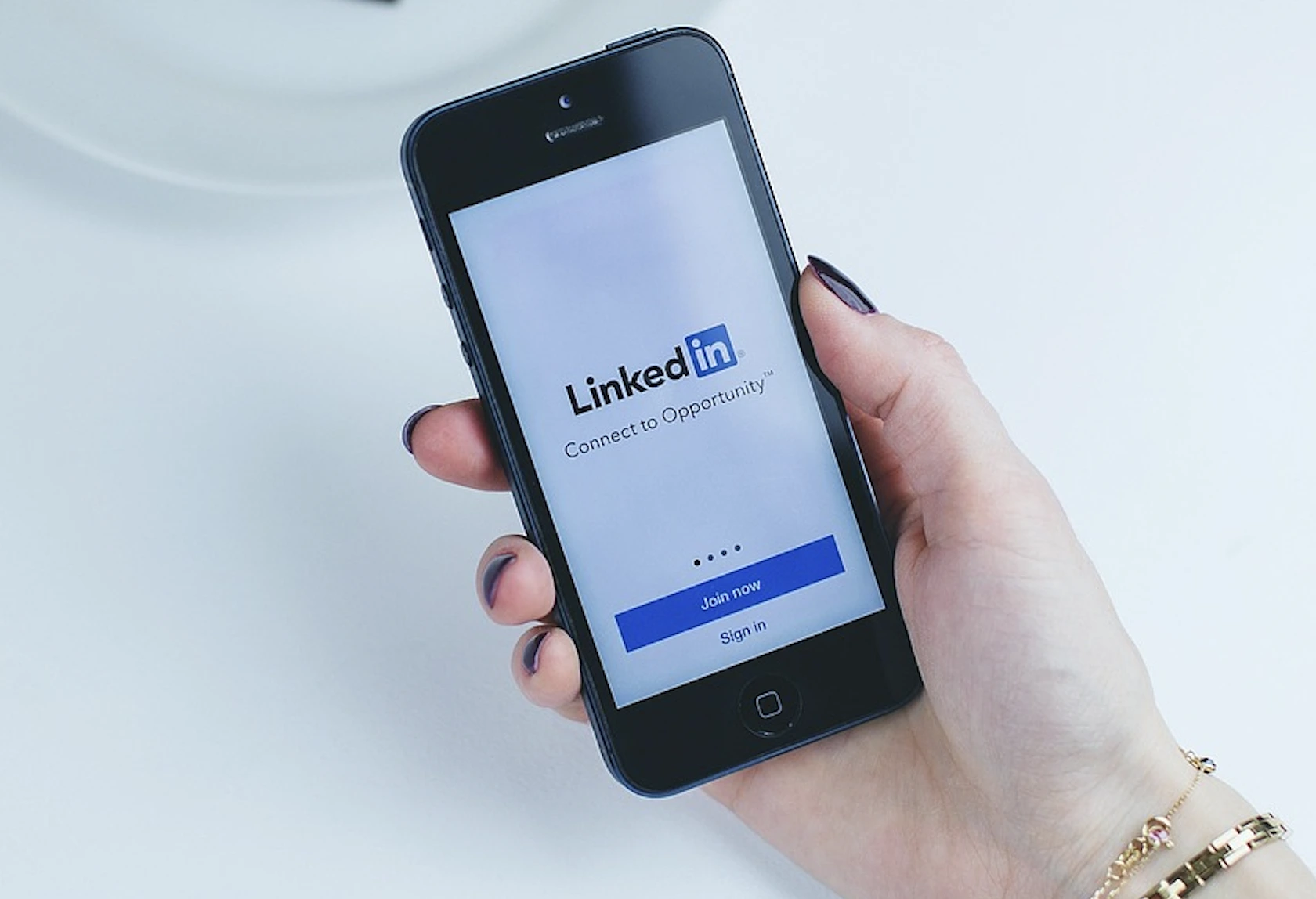 LinkedIn st&aring;r inf&ouml;r st&auml;mning f&ouml;r att p&aring;st&aring;tt ha delat anv&auml;ndarmeddelanden f&ouml;r att tr&auml;na AI-modeller