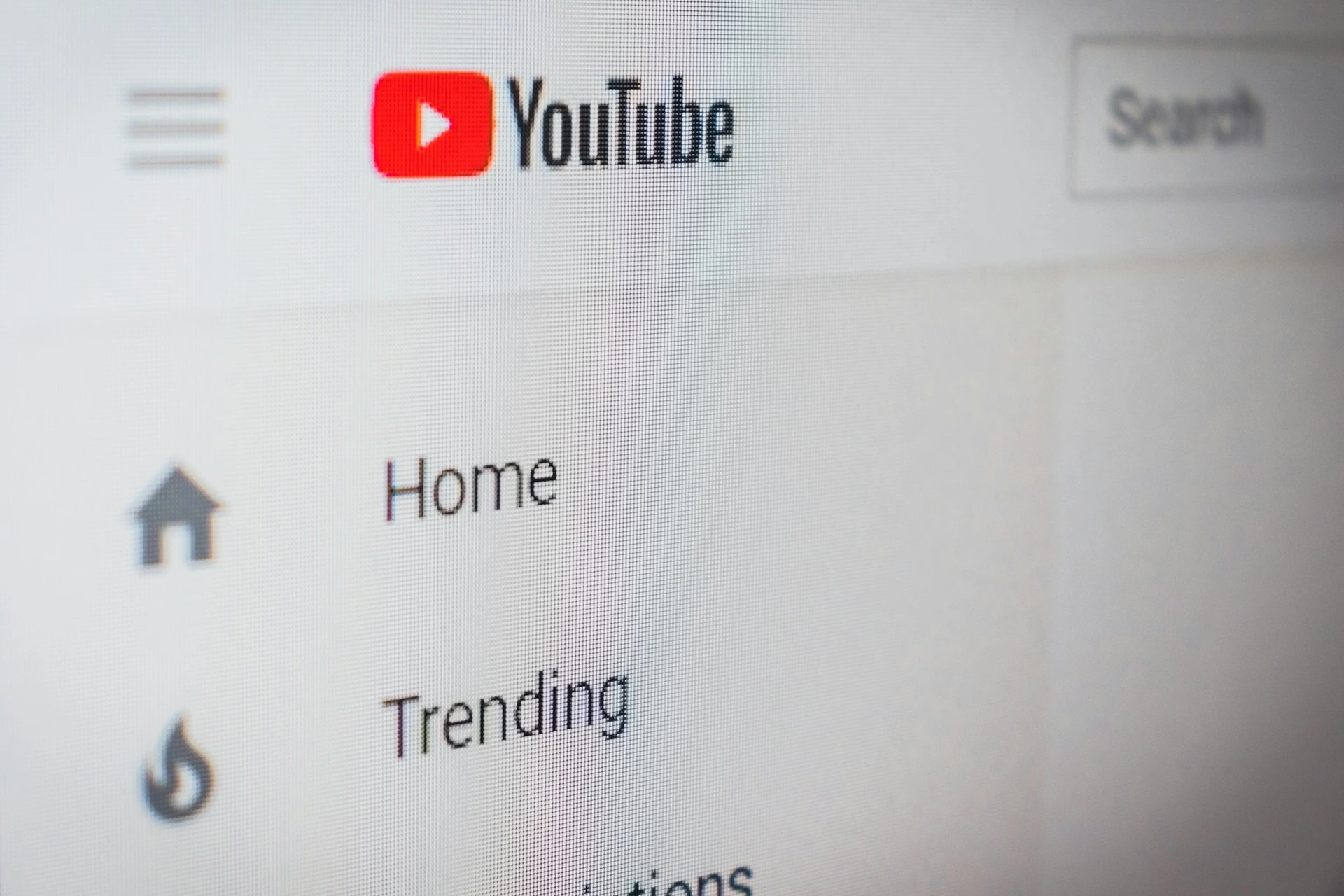 Ryssland b&ouml;tf&auml;ller Google &ouml;ver YouTube-inneh&aring;ll om milit&auml;rens kapitulation