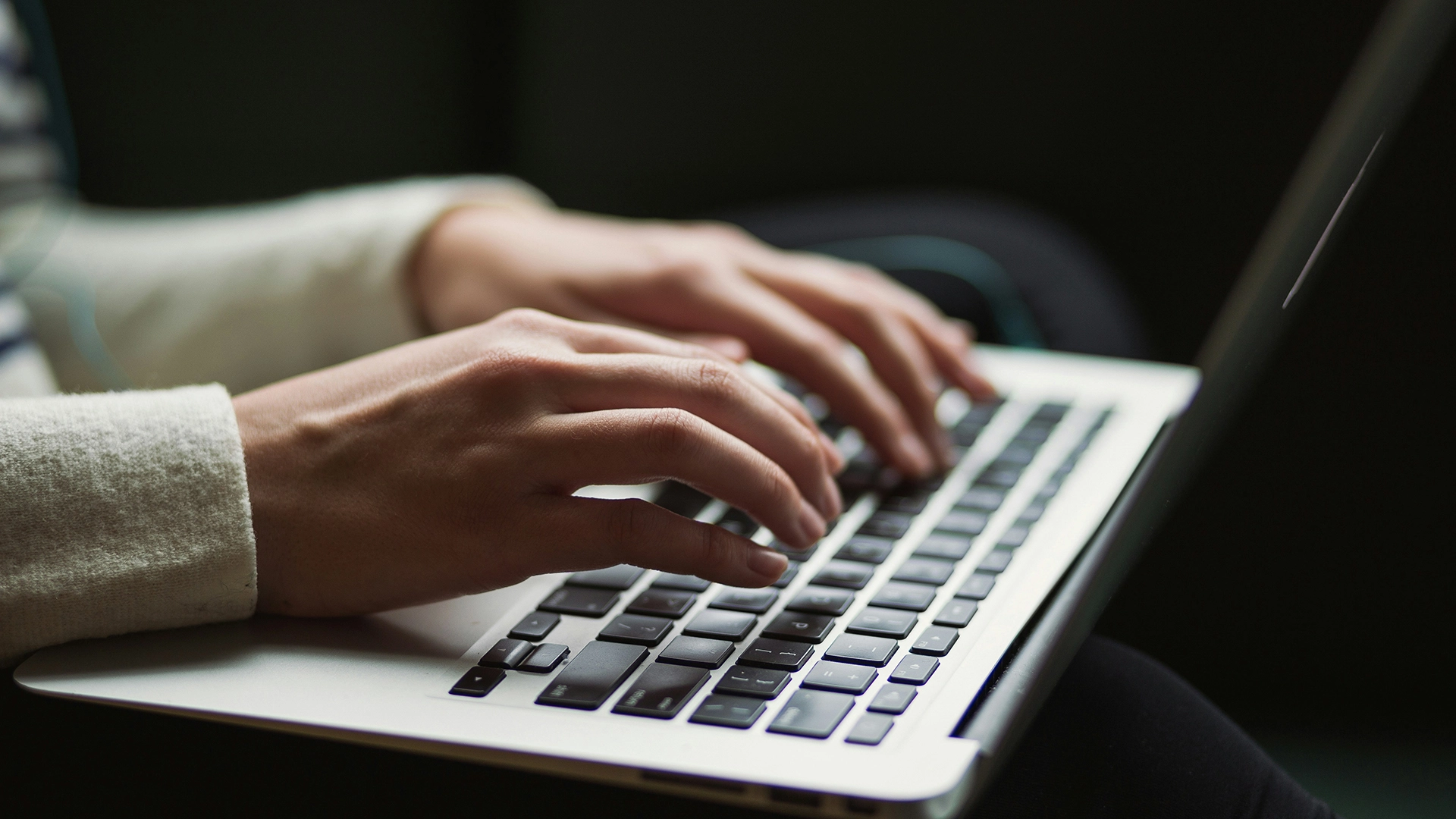 Skrivplattformen NanoWriMo att st&auml;nga ned i skuggan av AI och kontroverser kring inneh&aring;llsmoderering
